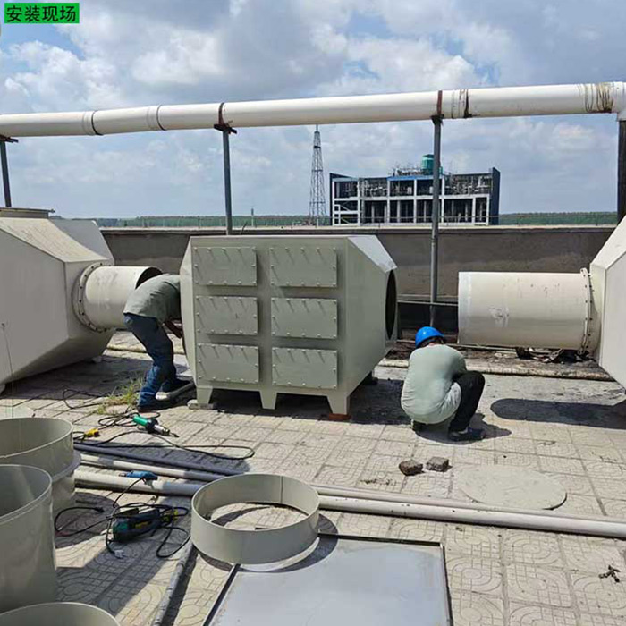 活性炭箱和管道安裝現(xiàn)場